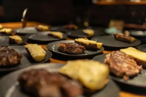 Piatti neri quadrati: un tocco di stile per la tua tavola