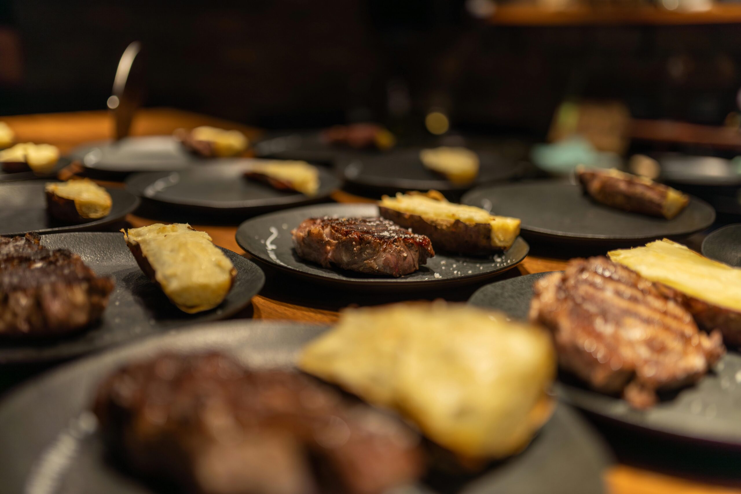 Piatti neri quadrati: un tocco di stile per la tua tavola