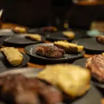 Piatti neri quadrati: un tocco di stile per la tua tavola