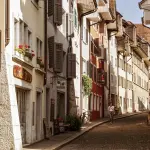 La Tradizione delle Persiane Genovesi: Storia e Colori Iconici