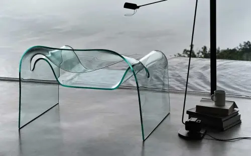 Il vetro curvato della poltrona Ghost premiato dal Compasso d’Oro 2022