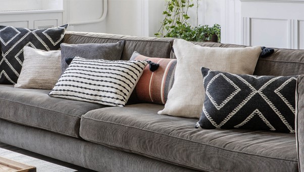 Cuscini da Divano decorativi: idee e trend 2022