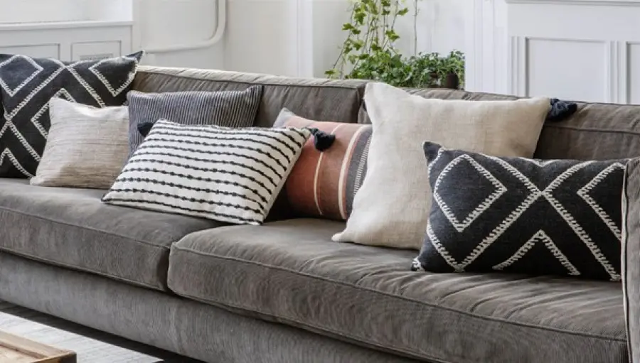 Cuscini da Divano decorativi: idee e trend 2022
