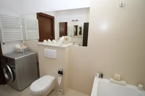 Un bagno funzionale arredato con un tocco di stile