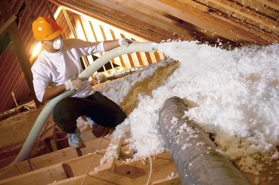Insufflaggio sottotetto: come avviene e perché scegliere la fibra di cellulosa