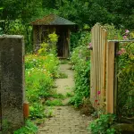 Inserire delle casette di legno in giardino