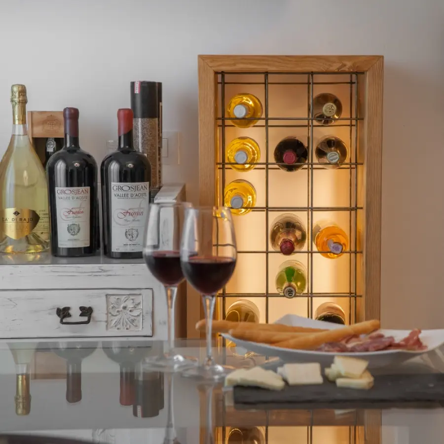 Cantinette, portavino e bottiglie come arredamento