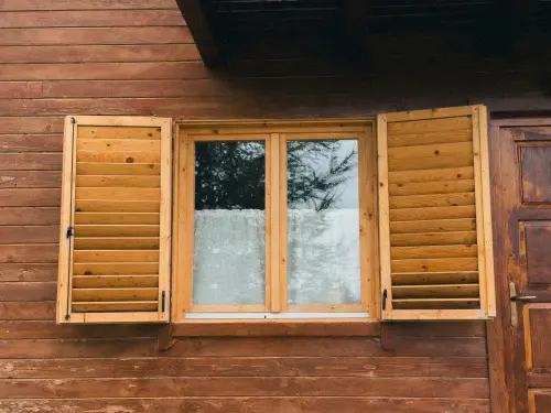 Tipi di legno per l’arredamento: caratteristiche e utilizzi di ogni essenza