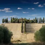 Quali infissi scegliere per una casa in campagna: materiali, stile e grandi vetrate