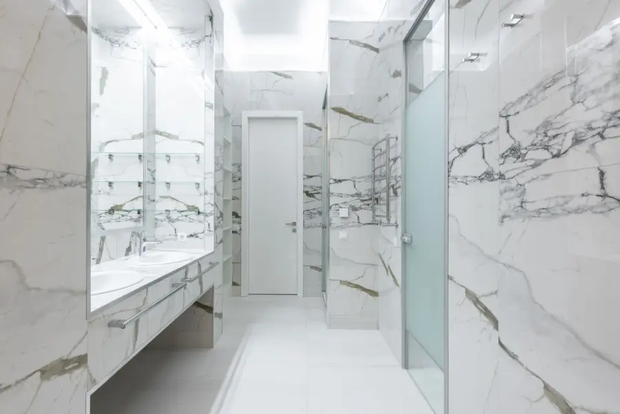 Marmo Calacatta: caratteristiche eleganza e utilizzi nell'arredo contemporaneo