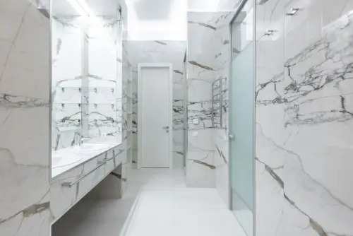 Marmo Calacatta: caratteristiche eleganza e utilizzi nell'arredo contemporaneo