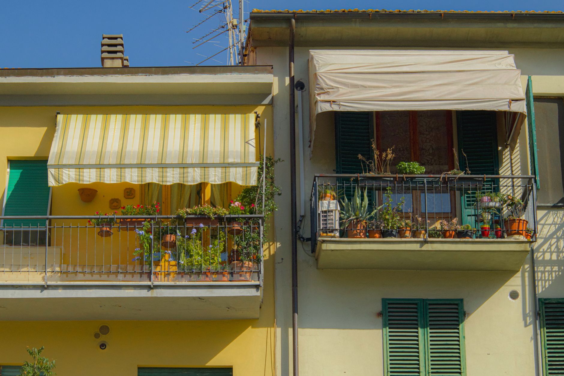 Arredo per balcone: sedute, fioriere e tessili