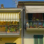 Arredo per balcone: come scegliere sedute, fioriere e tessili