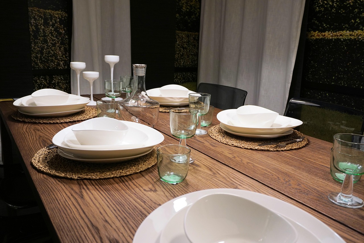 Piatti moderni per la sala da pranzo: neri opachi o in vetro trasparente?