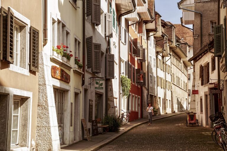 La Tradizione delle Persiane Genovesi: Storia e Colori Iconici